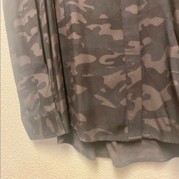 Brown camo cold-shoulder long sleeve button down blouse ROCK & REPUBLIC NWT sz M - Picture 8 of 10